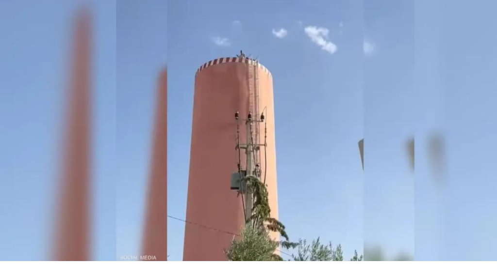 اعتصم فوق خزان مياه