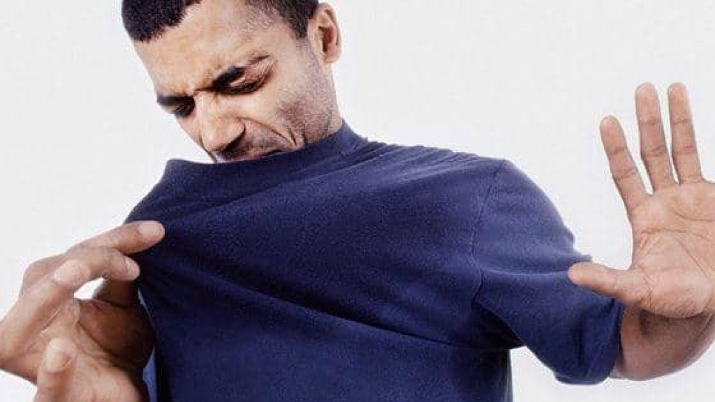 بمكونات من مطبخك .. طرق طبيعية للتخلص من بقع العرق