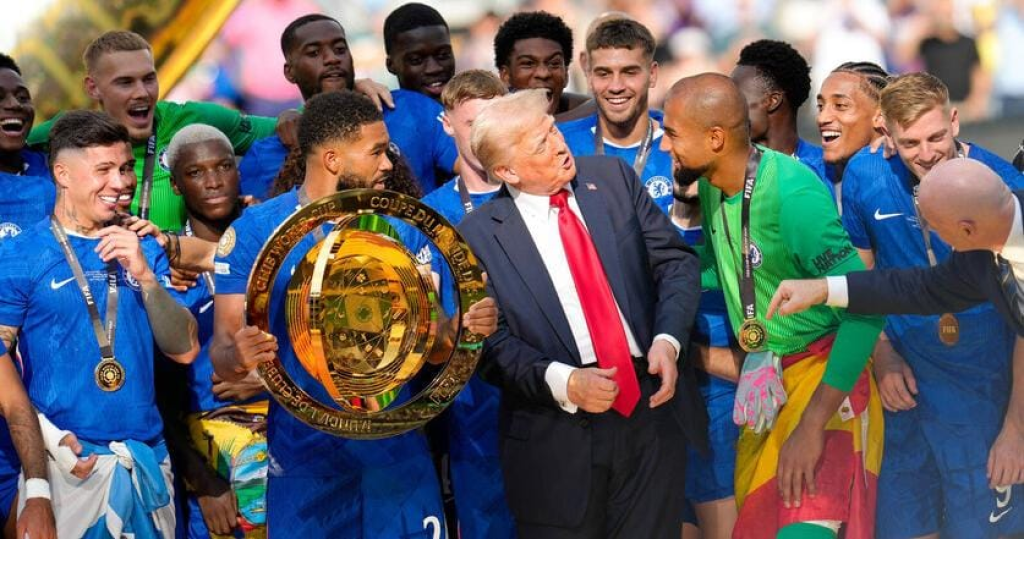ميدالية غامضة لترامب من إنفانتينو.. والنسخة الأصلية لكأس العالم للأندية في جيبه؟!