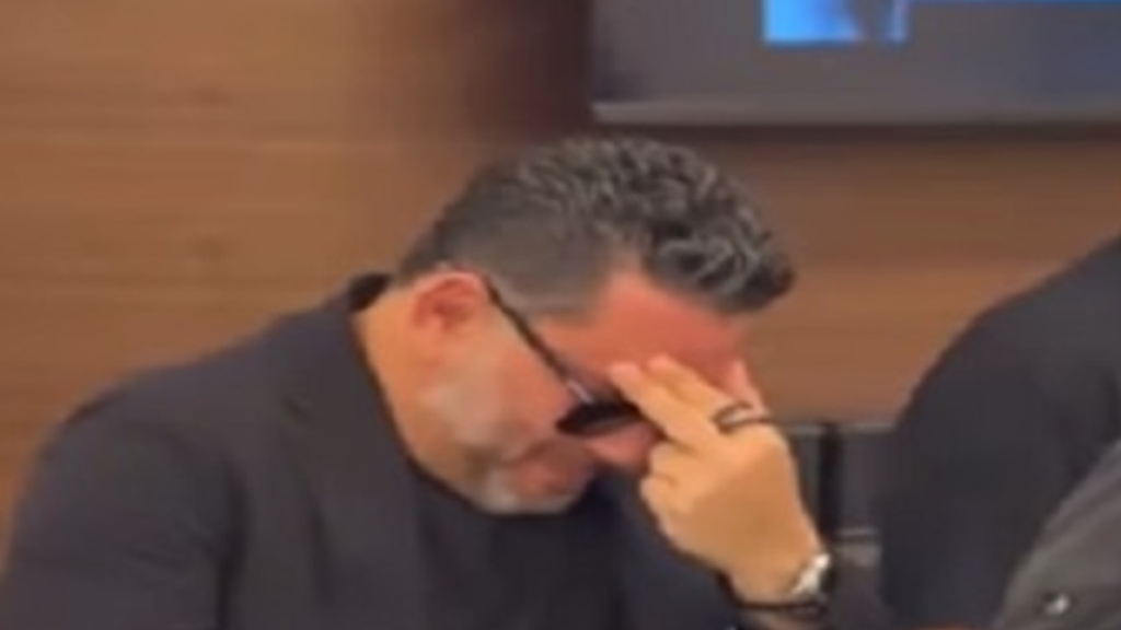 بالفيديو: انهيار زياد برجي في عزاء شقيقه