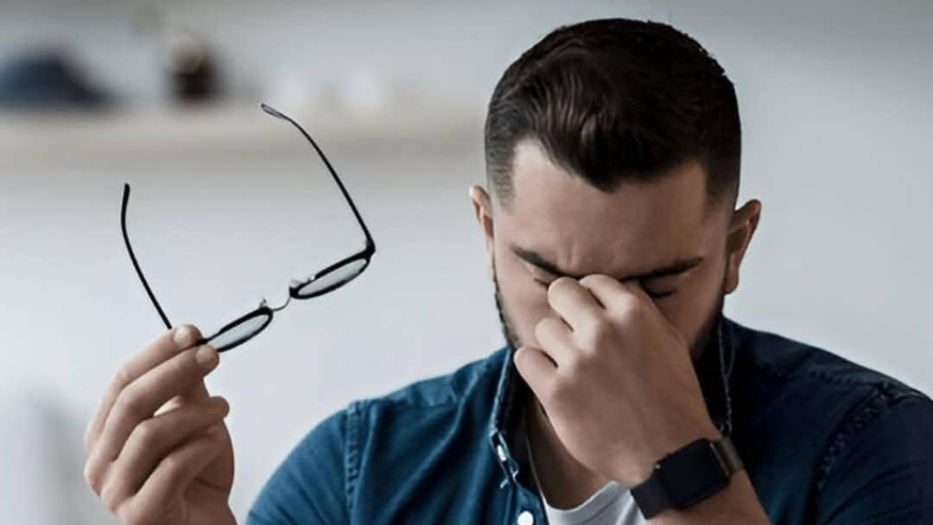 إجهاد العين.. ثمن الجلوس الطويل أمام الشاشات! فكيف يمكن علاجه والوقاية منه؟