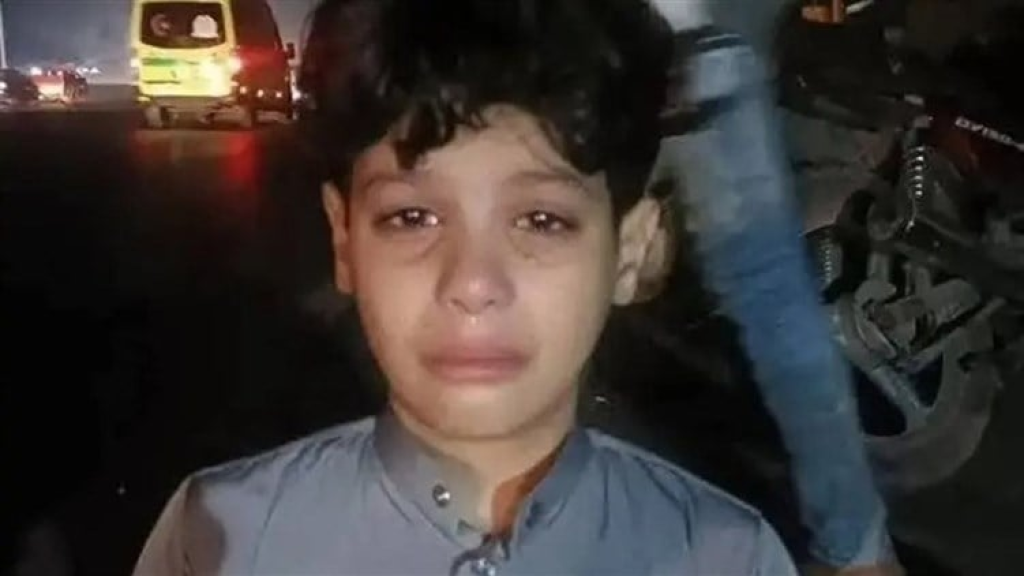 مات والده دهساً أمام عينيه.. صورة طفل تشغل مواقع التواصل!