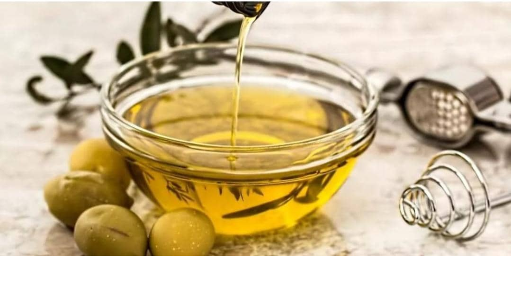 كيف تساهم جرعة من زيت الزيتون يومياً في صحة أفضل؟