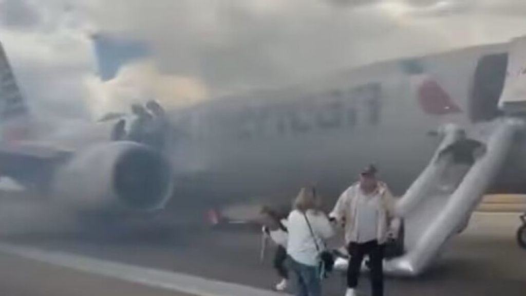 بالفيديو.. ركاب يهربون من طائرة إثر إنبعاث دخان في مطار دنفر الأمريكي