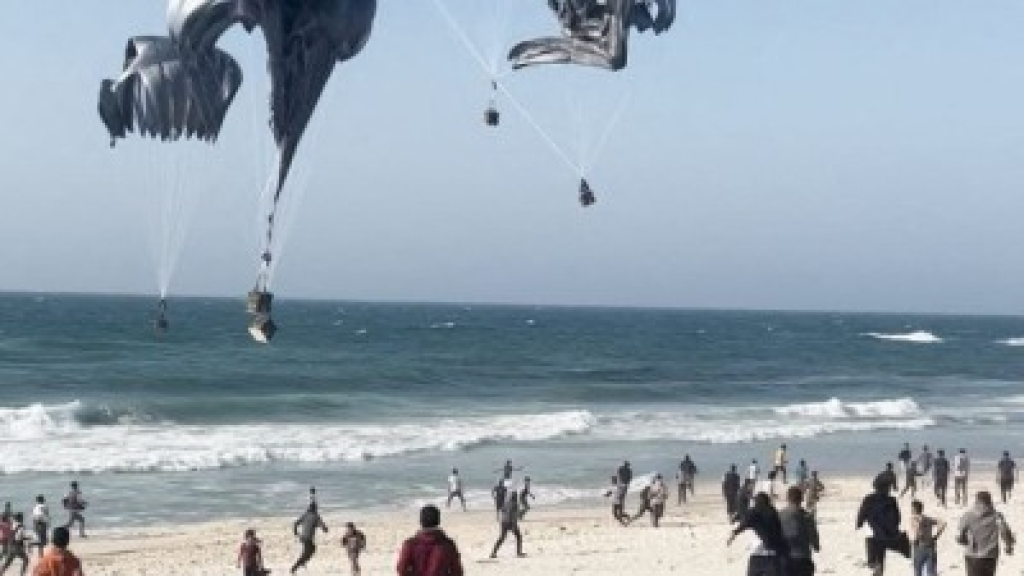 مصر تُسقط مساعدات إنسانية جواً فوق غزة