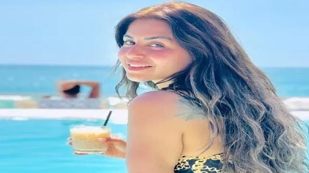 فنانة مصرية ترد على انتقادات ظهورها بملابس جريئة
