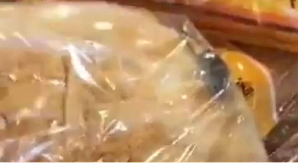 بالفيديو..فأرة داخل ربطة خبز! ونشطاء يعلّقون! 