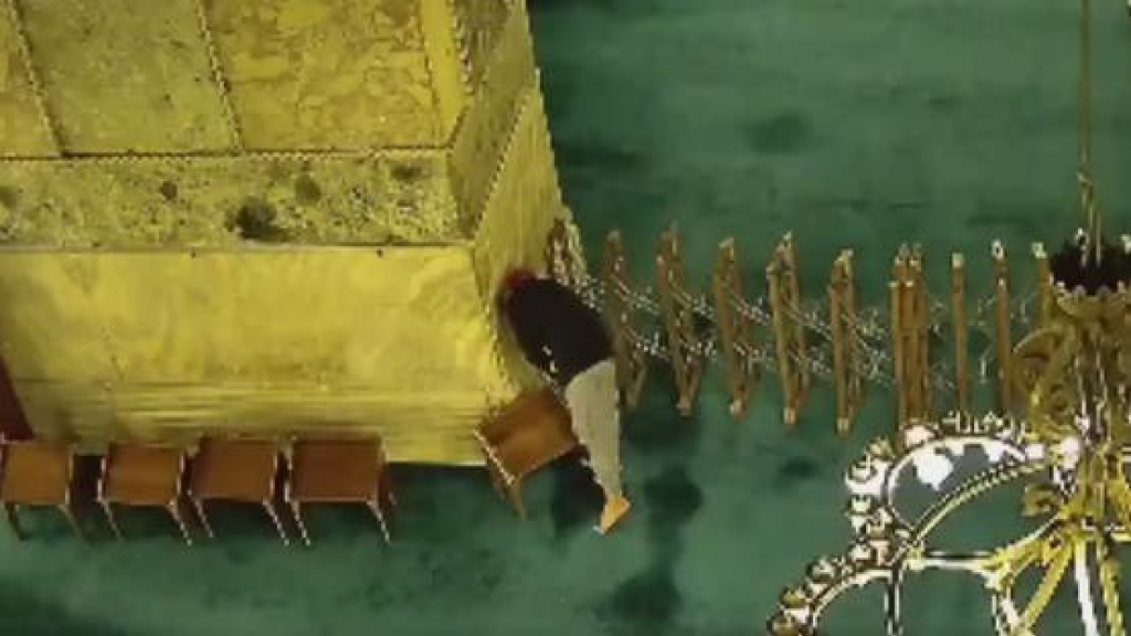 توقيف شخص حاول إشعال النار داخل آيا صوفيا.. 