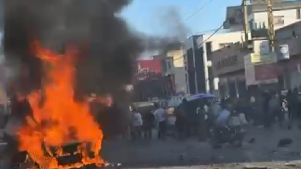 بالفيديو..شهيدان باستهداف سيارة على طريق المصنع