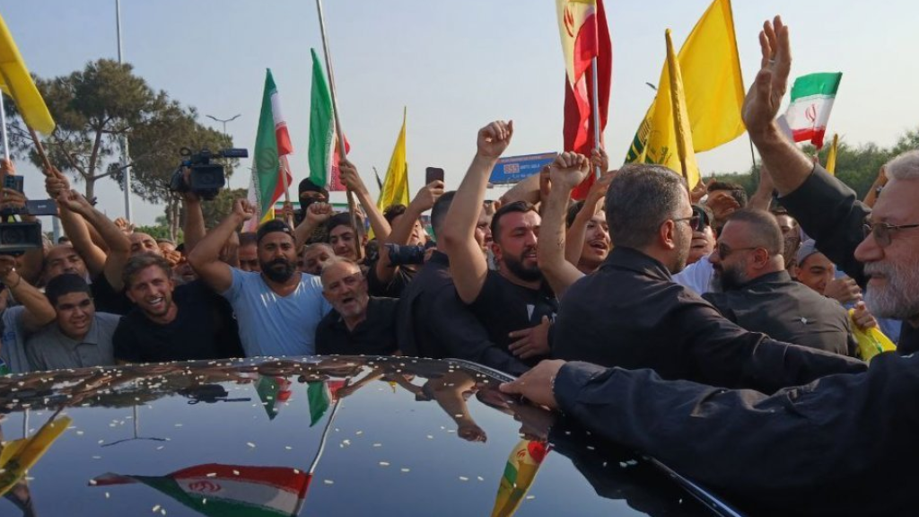 بالأرز والورود... مشهدٌ شعبي حافل يواكب لاريجاني في بيروت