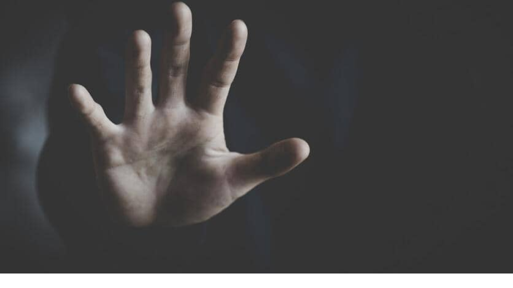 راقصة تعرّ تكشف 