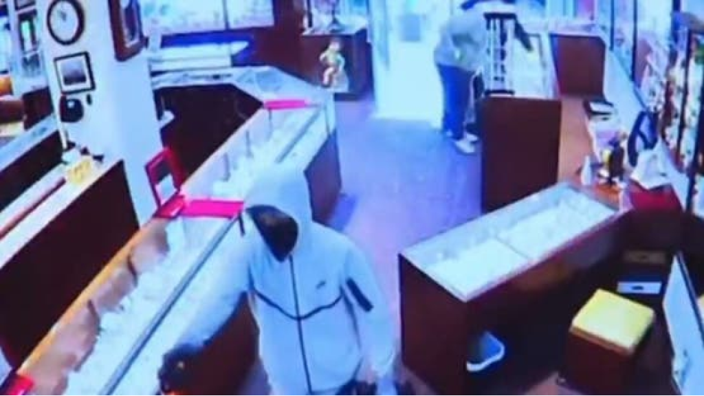 سرقوا مجوهرات بـ 2 مليون دولار في دقيقتين.. فيديو يوثق