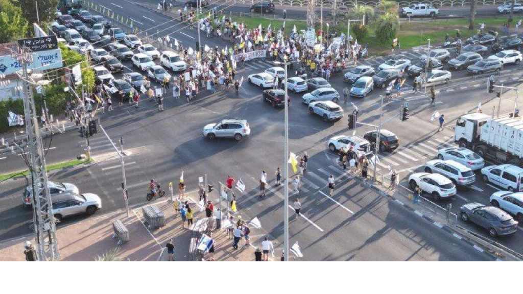 متظاهرون يغلقون طرقاً رئيسية بالقدس وتل أبيب (فيديو)