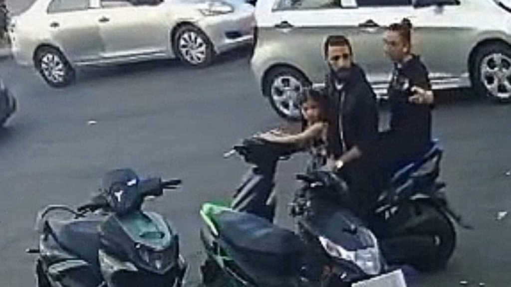 كاميرا توثق سرقة في بيروت.. المتورّط نفذ العملية أمام طفلته!