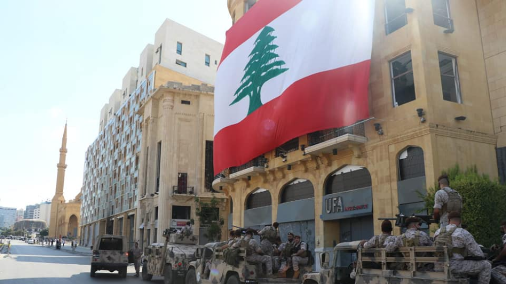 يالفيديو..الجيش اللبناني يتسلّم السلاح الفلسطيني من مخيّم برج البراجنة...والعملية وُصفت بـ