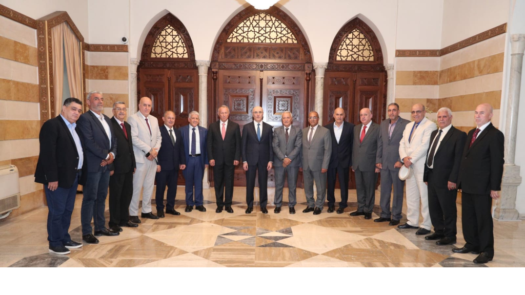 وفد من رابطة قدامى القوى المسلحة في  زيارة الى  معالي وزير الداخلية العميد أحمد الحجار