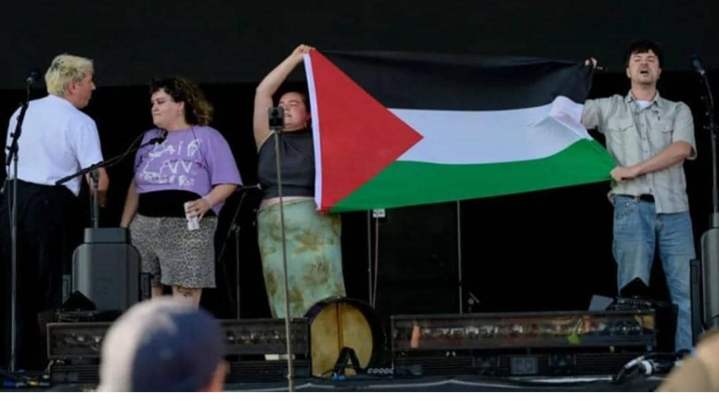 بريطانيا... مقاطعة مهرجان موسيقي بعد منع فرقة من رفع علم ‏فلسطين