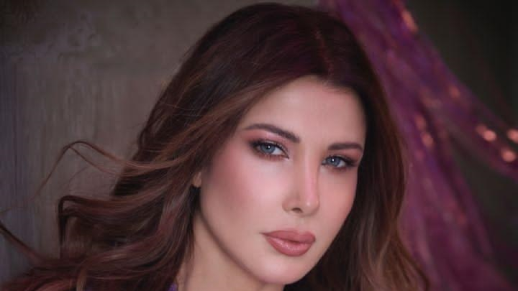 بالصور.. نانسي عجرم تتألق بالأزرق في قبرص