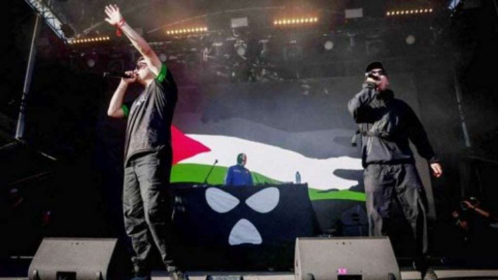 فرقة “نيكاب” تتحدى منتقديها وتهتف مجددا “فلسطين حرة” خلال حفل في فرنسا