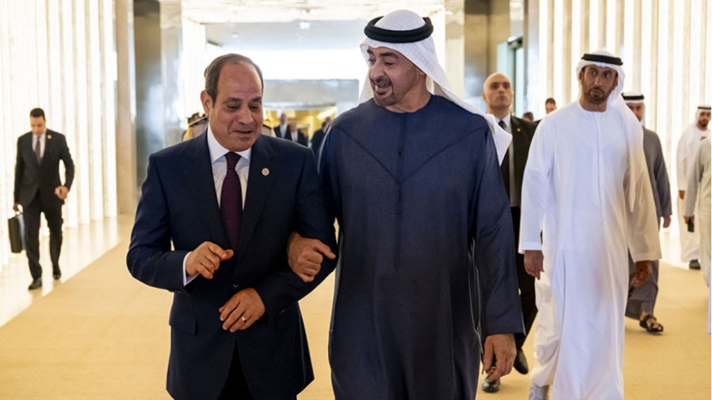 محمد بن زايد وصل الى مصر والسيسي استقبله في المطار
