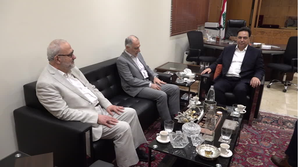 وفد من حزب الله يبحث مع رئيس الحكومة اللبنانية الأسبق حسان دياب الوضع الراهن في البلاد