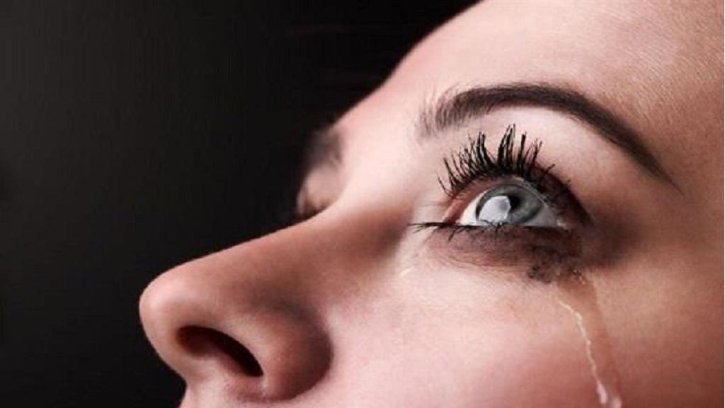 لماذا تدمع عيناك؟.. أهم الأسباب والحلول الطبية