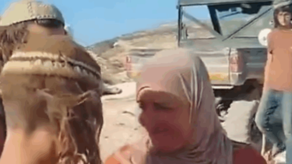 بالفيديو- نظرت في عينيه وبصقت بوجهه.. مواجهة بين سيدات فلسطينيات ومستوطنين