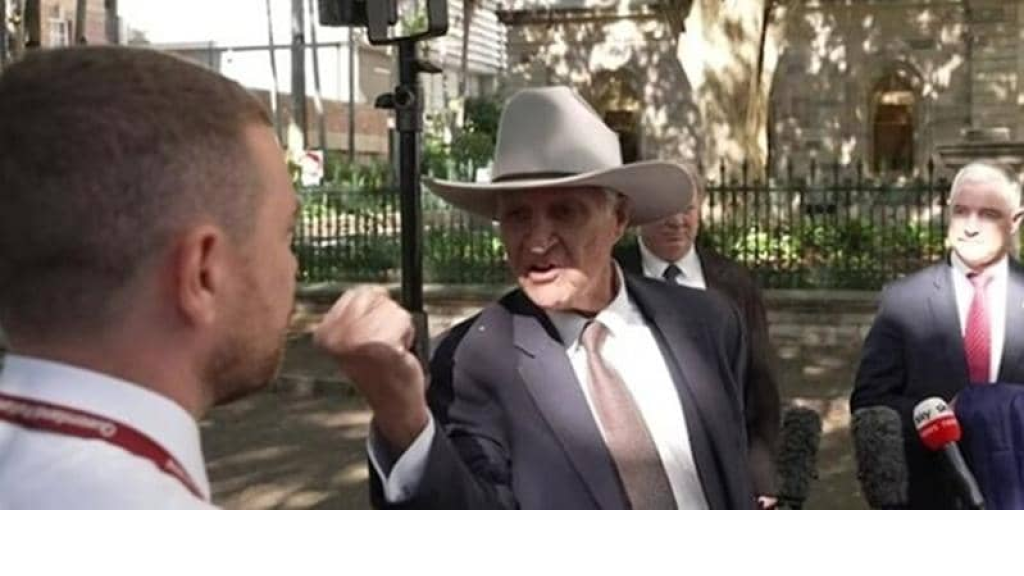 نائب أسترالي يهدد صحافياً.. لا تقل لي لبناني!