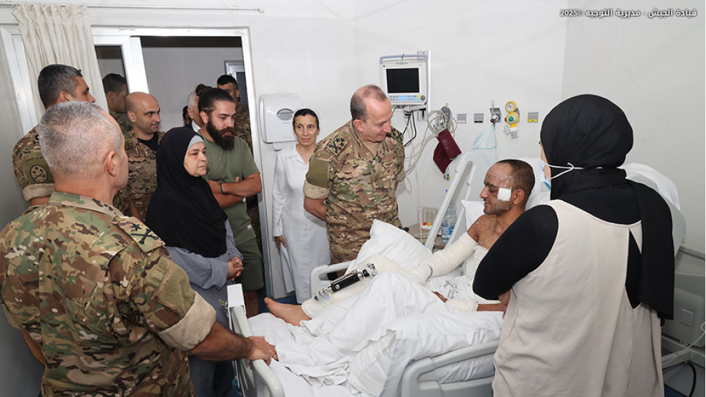 قائد الجيش عاد أحد العسكريين في المستشفى اللبناني الجعيتاوي- بيروت