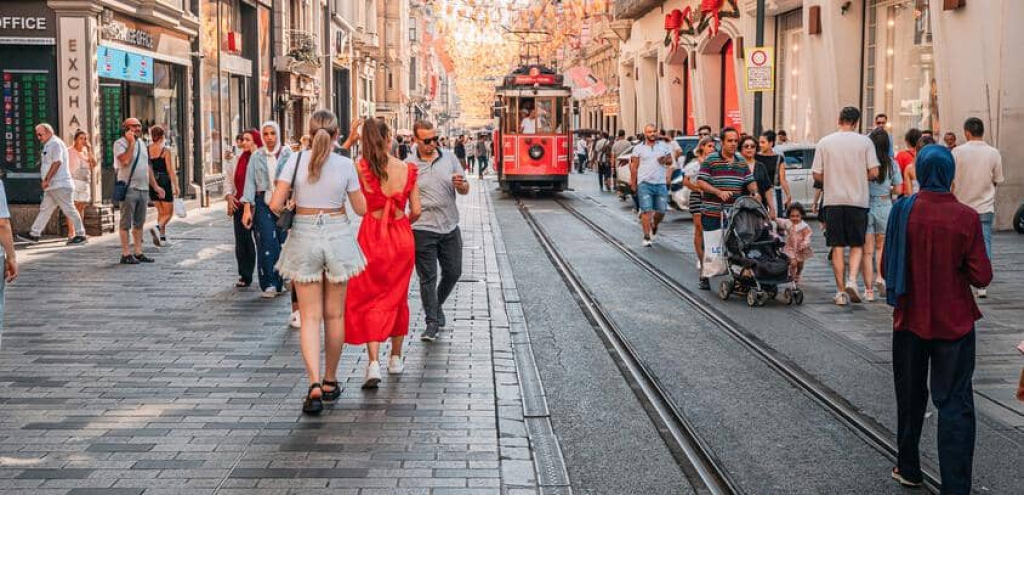 حالة من الرعب في أشهر منطقة تركية.. 8 متحولين جنسيا يعتدون بالضرب المبرح على رجل