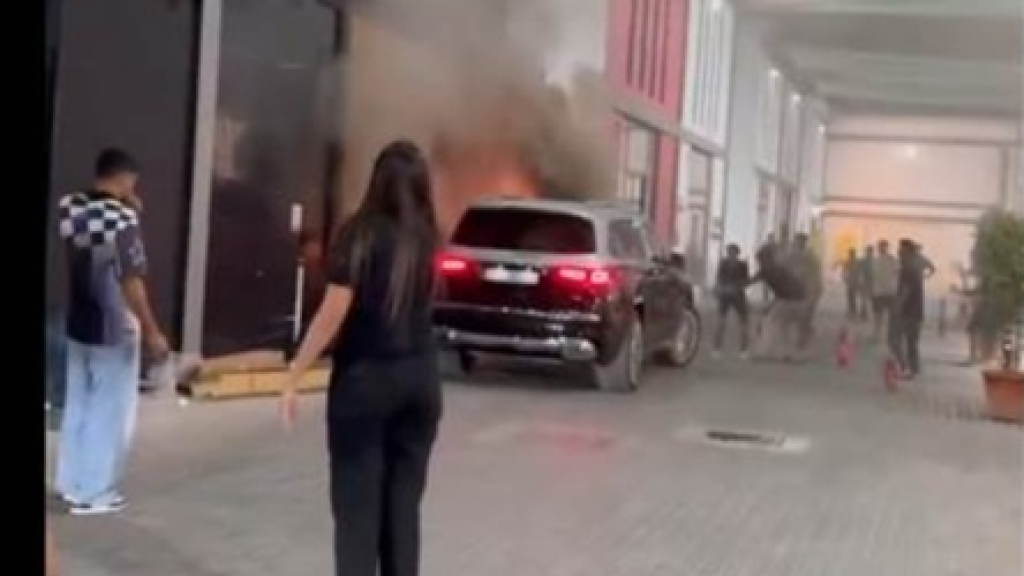 كان يسجل داخل الاستديو.. حريق مُفاجئ يلتهم سيارة إعلامي الفاخرة وفيديو يوثق ما حصل  ! 