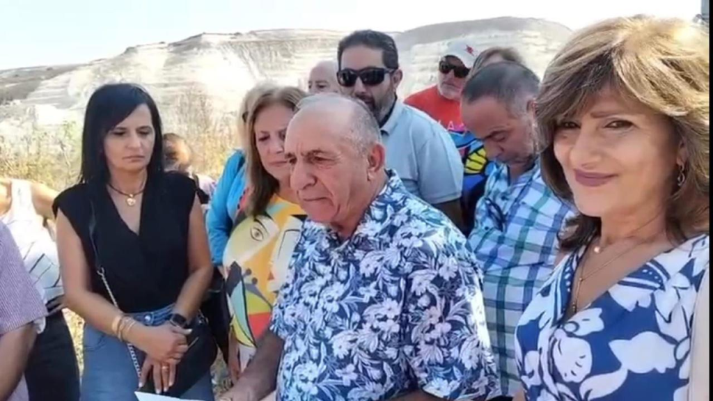وقفة احتجاجية امام مقالع الترابة تدعو الى استيراد الاسمنت وايقاف السرطان 
