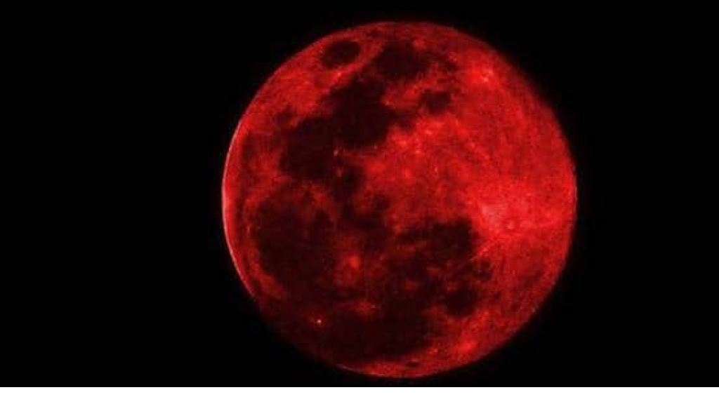 عشاق الفلك يترقبون “قمر الدم” خلال خسوف كلي الأحد