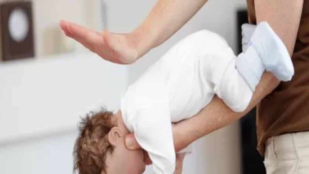 سقطت من والدها… طفلة رضيعة تبتلع قطعة مخدرات وهذا ما حلّ بها!