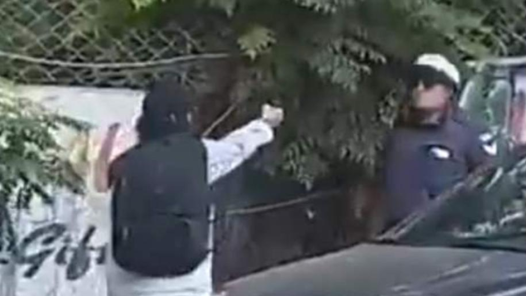 شاب يهدد شرطي بالسلاح !