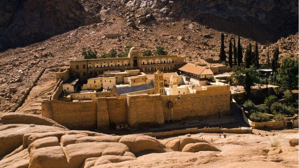 أحد أكثر الأماكن قدسية في العالم يتحول إلى منتجع سياحي ضخم