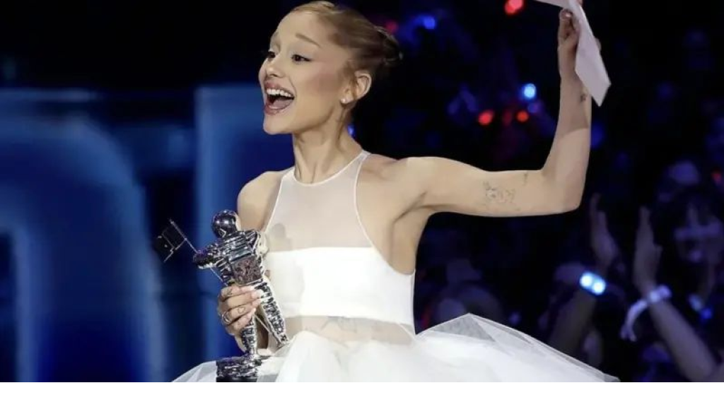 أريانا غراندي تتألق في حفل جوائز VMA 2025
