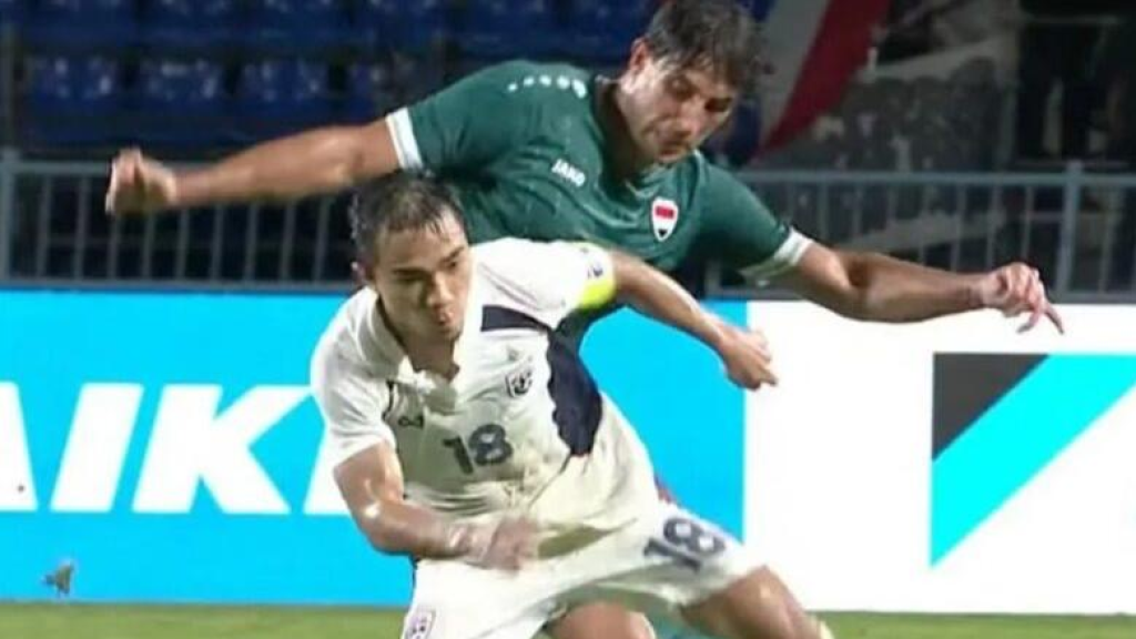 أشعل مشاجرة كبيرة… نجم منتخب العراق يركل لاعبًا ويتسبب له بإصابة بالغة