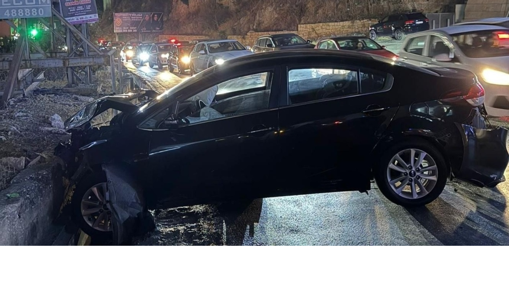 حادث مروّع في المنصورية.. سيارة تصطدم بمركبات!