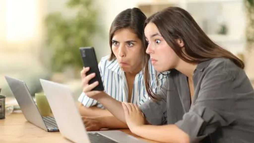 مراقبة الآخرين فُضول أم غريزة ضاربة في جذور البقاء؟