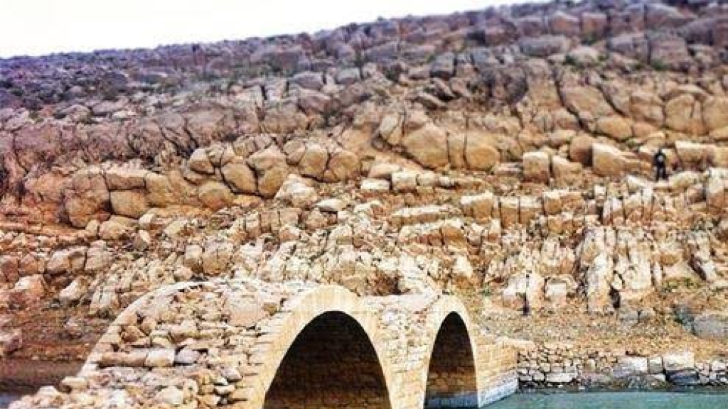 بالصورة : ظهور جسر قديم بعد جفاف بحيرة القرعون