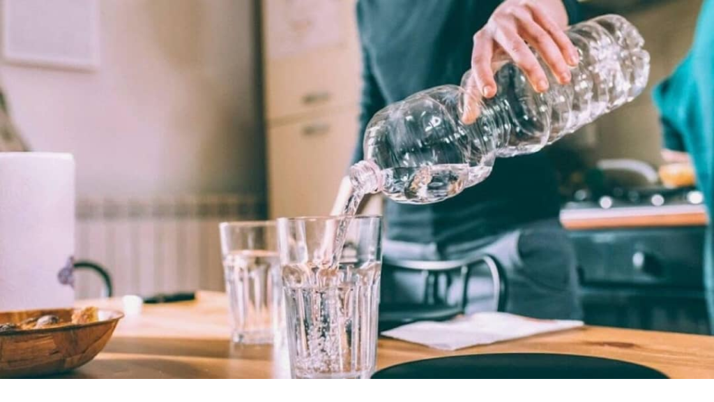 لمذا يحذر العلماء من وضع كأس ماء بجوار السرير؟