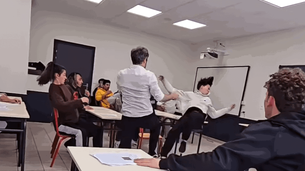 بالفيديو ـ أستاذ يضرب تلاميذه بعنف!