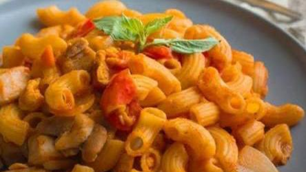 معكرونة بصوص البندورة والخضار 