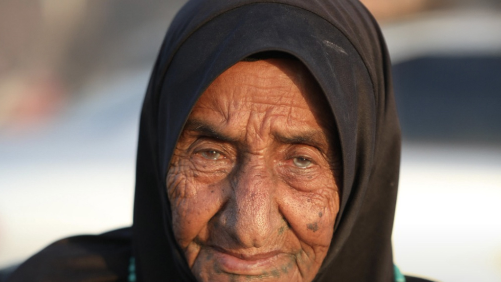 العدوان على مدينة غزة يجبر مسنة تبلغ 100 عام على النزوح
