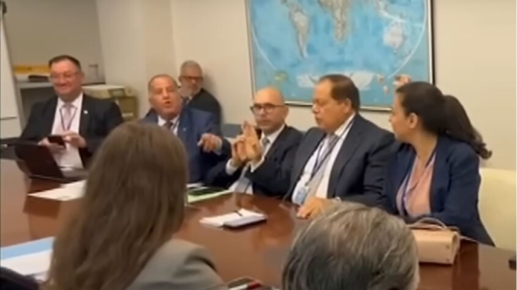 البرلماني المصري محمد أبو العينين ينفعل على المندوب الإسرائيلي (فيديو)