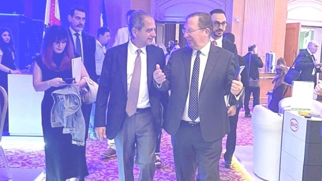 السفير البريطاني ووزير الطاقة يطلقان خطة العمل الوطنية للطاقة المتجددة