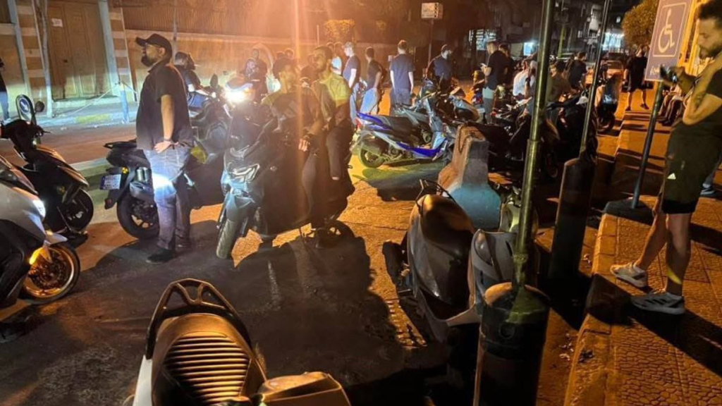 بالفيديو – احتجاجات غاضبة أمام منزل النائب مروان حمادة