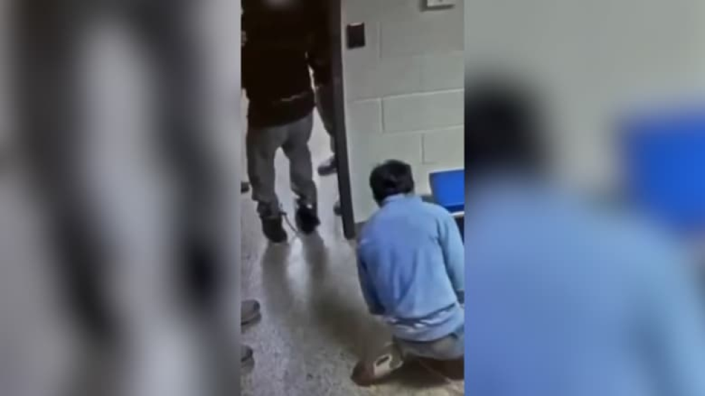 فيديو يُظهر فوضى داخل مركز إدارة الهجرة والجمارك أثناء إطلاق نار
