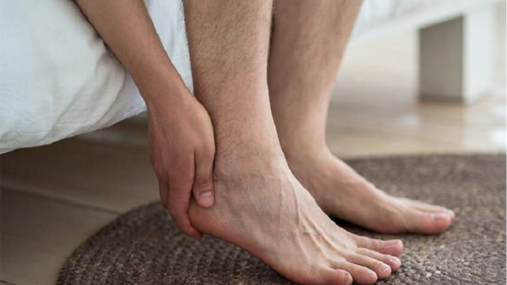 ألم الكعب قد يخفي أمراضًا خطيرة تتطلب جراحة